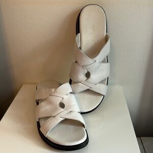 Easy Spirit White Leather Women's flat Slip-on Sandals size 8 1/2 M,